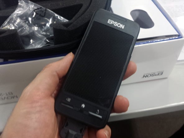 これはトラックパッド。スマートグラスに映るAndroidの画面をこのトラックパッドで操作します。