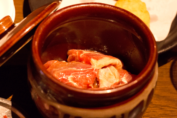 壺の中には豚ハラミ