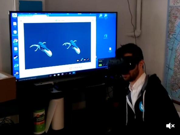 VRゴーグルを使って3Dギャラリーを見ているところ。